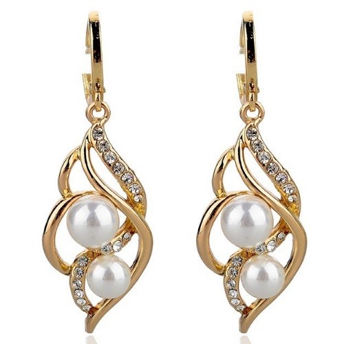  Biele perlové náušnice s príveskom zlatej farby