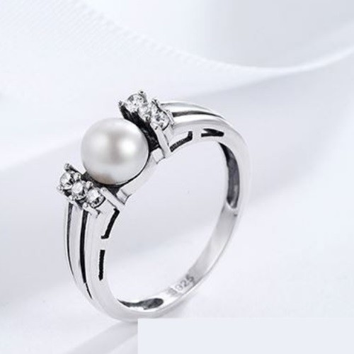 Strieborný prsteň s kamienkami a perlami, veľkosť 7